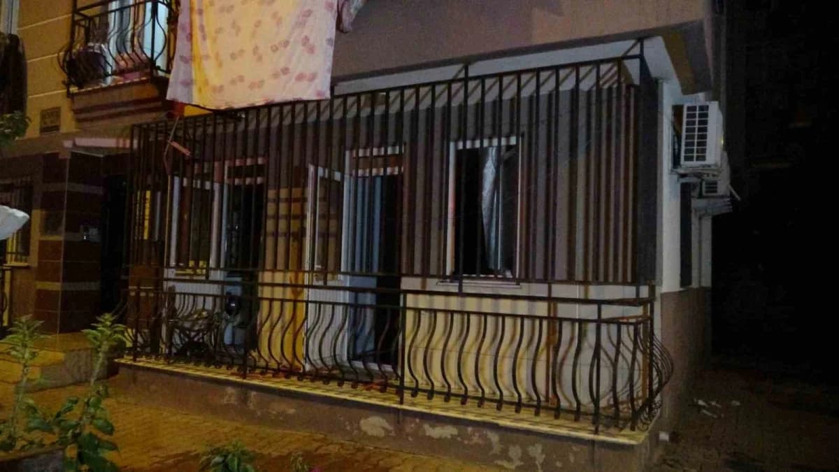 Antalya Kepez ilçesinde bir dairede çıkan yangın sonrası itfaiye ekipleri müdahale ediyor