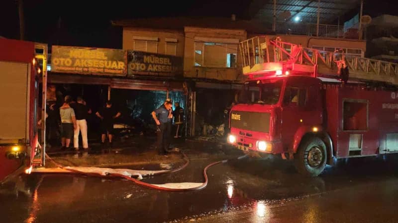 Antalya’nın Kepez ilçesinde otomobil aksesuarı ve otomobil boyası satan iki iş yerinde çıkan yangın, itfaiye ekiplerinin