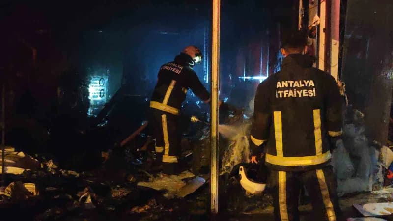 Antalya’nın Kepez ilçesinde otomobil aksesuarı ve otomobil boyası satan iki iş yerinde çıkan yangın, itfaiye ekiplerinin
