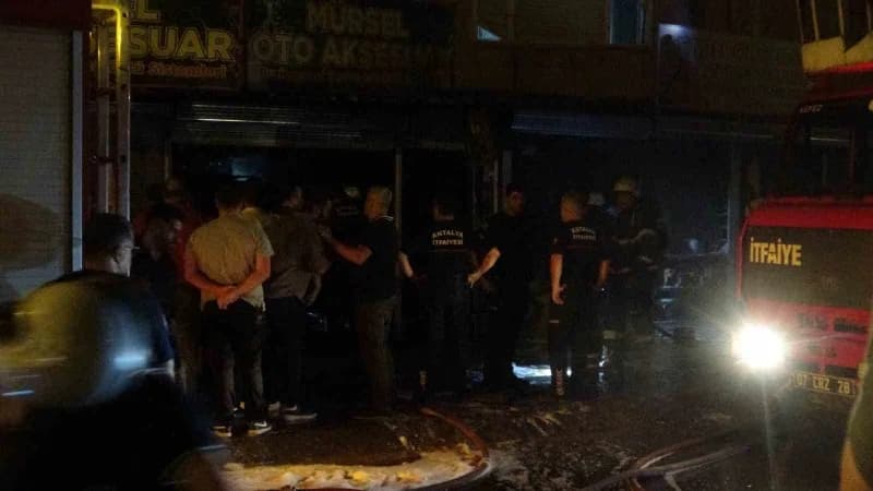 Antalya Kepez’de otomobil aksesuarı ve boyası satan iki iş yerinde çıkan yangının ardından itfaiye ekiplerinin müdahales