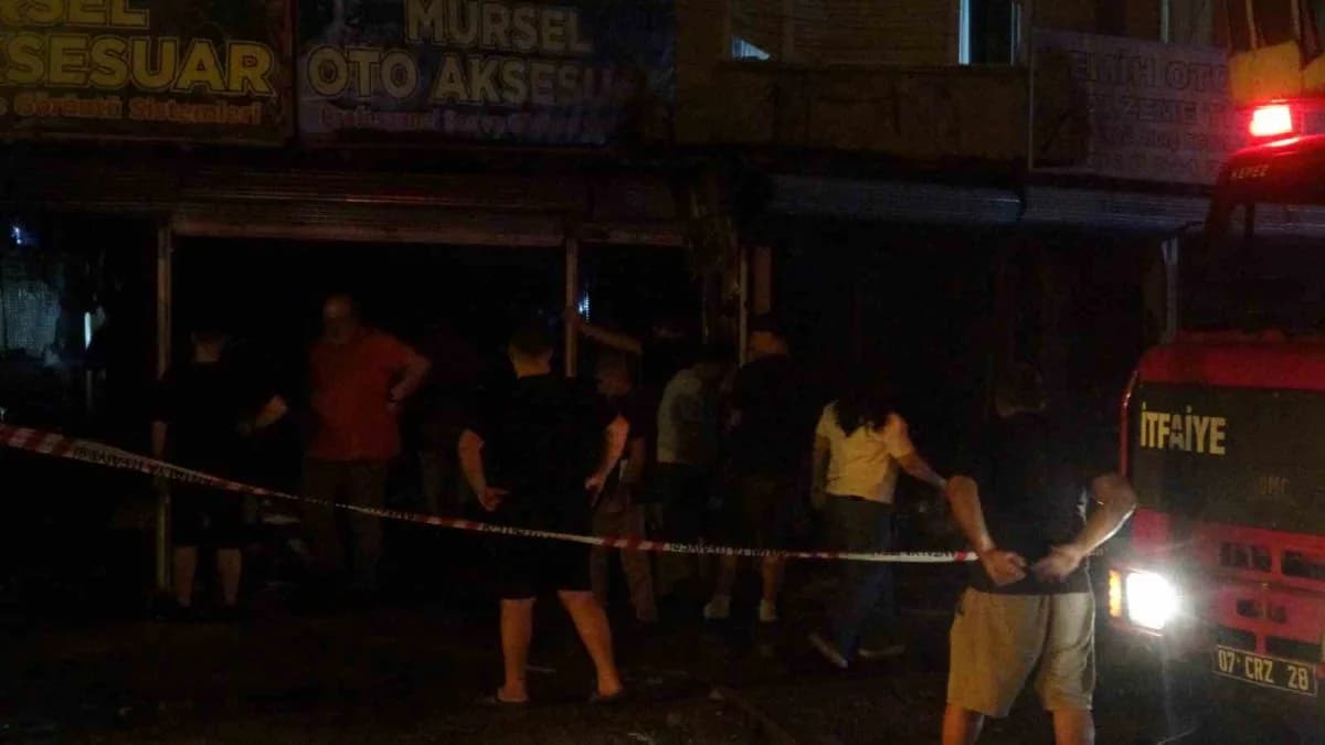 Antalya’nın Kepez ilçesinde otomobil aksesuarı ve otomobil boyası satan iki iş yerinde çıkan yangın, itfaiye ekiplerinin