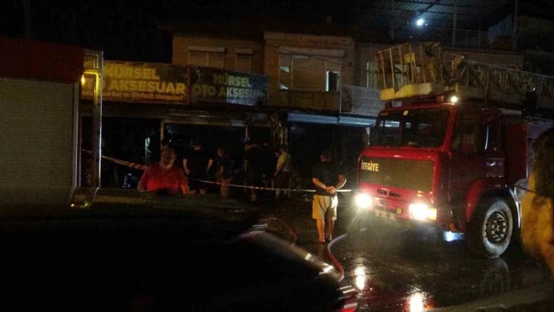 Antalya’nın Kepez ilçesinde otomobil aksesuarı ve otomobil boyası satan iki iş yerinde çıkan yangın, itfaiye ekiplerinin