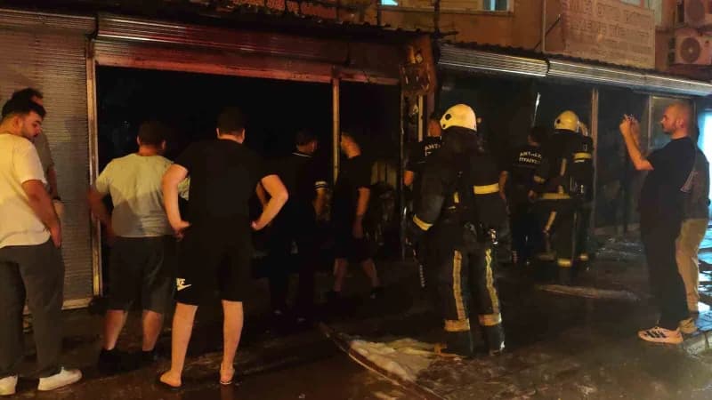 Antalya’nın Kepez ilçesinde otomobil aksesuarı ve otomobil boyası satan iki iş yerinde çıkan yangın, itfaiye ekiplerinin