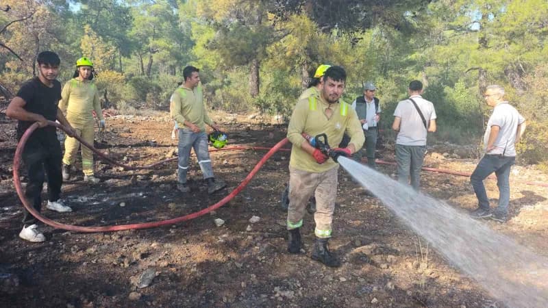 Antalya'nın Kepez ilçesinde çıkan orman yangını, havadan ve karadan müdahaleyle kontrol altına alındı. Ekiplerin bölgede
