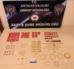 Antalya’da kendisini komiser olarak tanıtan şüphelilerin dolandırdığı 3 milyon TL değerindeki ziynet eşyaları