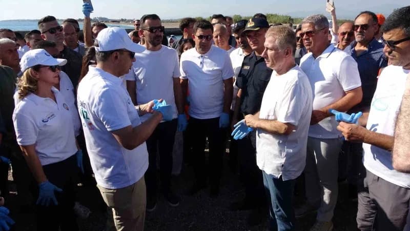 Antalya Manavgat Ulualan Boğaz Sahili'nde çevre temizliği etkinliği ve kamera talimatı