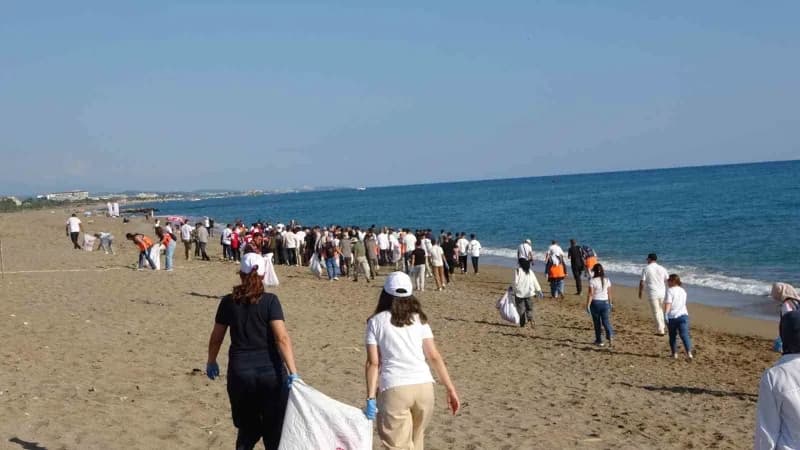 Antalya Valisi Hulusi Şahin, Ulualan Sahili'nde kıyı temizliği etkinliğine katıldı