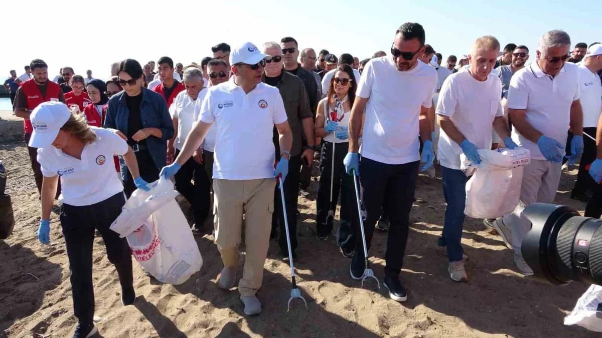 Antalya Valisi Hulusi Şahin, Ulualan Sahili'nde kıyı temizliği etkinliğine katıldı