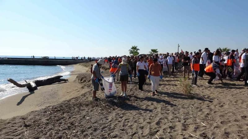 Antalya Valisi Hulusi Şahin, Ulualan Sahili'nde kıyı temizliği etkinliğine katıldı