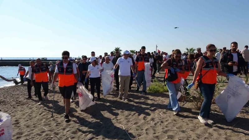 Antalya Valisi Hulusi Şahin, Ulualan Sahili'nde kıyı temizliği etkinliğine katıldı
