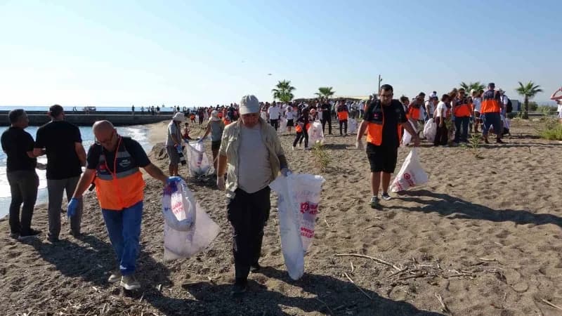 Antalya Valisi Hulusi Şahin, Ulualan Sahili'nde kıyı temizliği etkinliğine katıldı