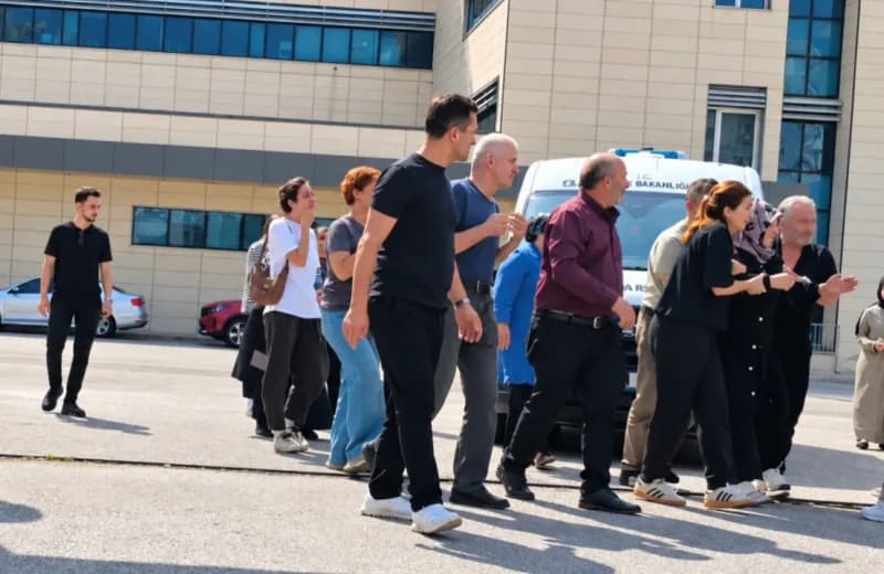 Gözü yaşlı anne yakınları tarafından güçlükle sakinleştirildi