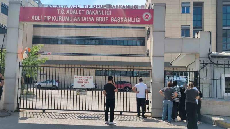 Hayatını kaybeden gencin yakınları Antalya Adli Tıp Kurumu morgu önünde cenazeyi teslim almak için bekledi.