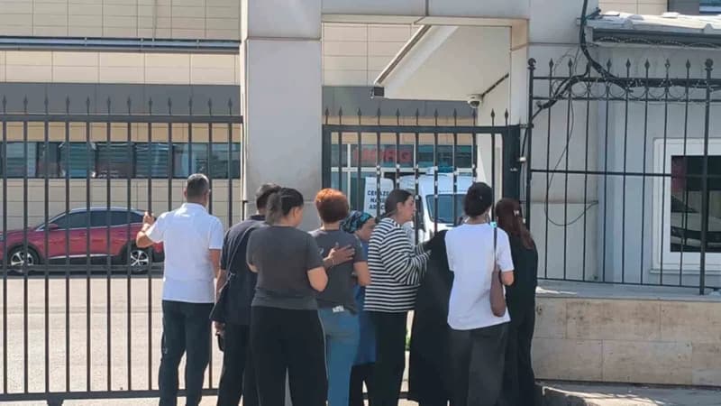 Hayatını kaybeden gencin yakınları Antalya Adli Tıp Kurumu morgu önünde cenazeyi teslim almak için bekledi.