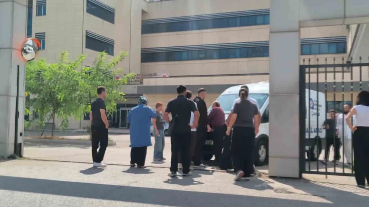 Antalya Konyaaltı Sahili'nde kürek sörfü yaparken denize düşen genç ve acılı anne