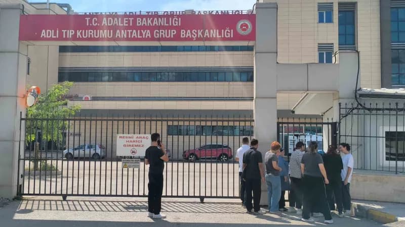 Hayatını kaybeden gencin yakınları Antalya Adli Tıp Kurumu morgu önünde cenazeyi teslim almak için bekledi.