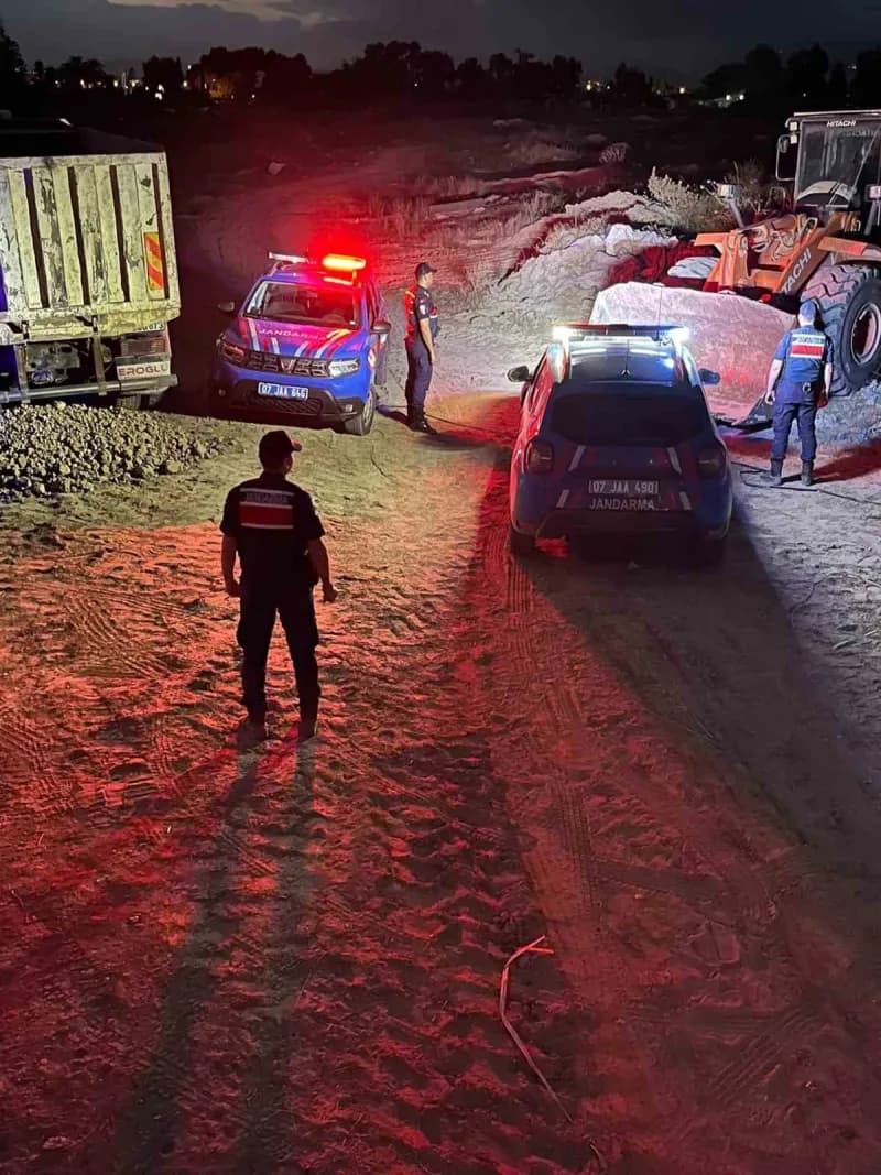 Antalya’nın Manavgat ilçesinde Milli Emlak’a ait araziden izinsiz kum aldıkları tespit edilen 3 şüpheli gözaltına alındı