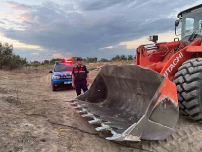 Antalya Manavgat'ta Milli Emlak arazisinden izinsiz kum alınan alanda el konulan kamyon ve iş makinesi