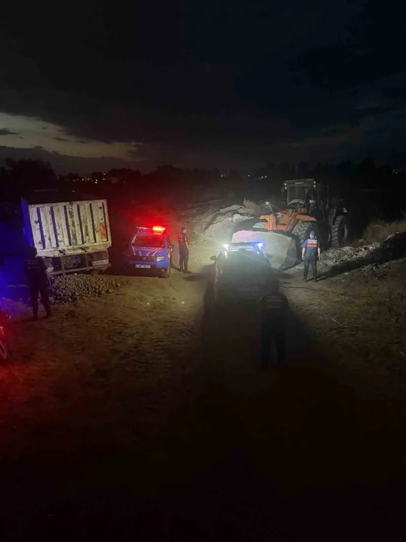 Antalya’nın Manavgat ilçesinde Milli Emlak’a ait araziden izinsiz kum aldıkları tespit edilen 3 şüpheli gözaltına alındı