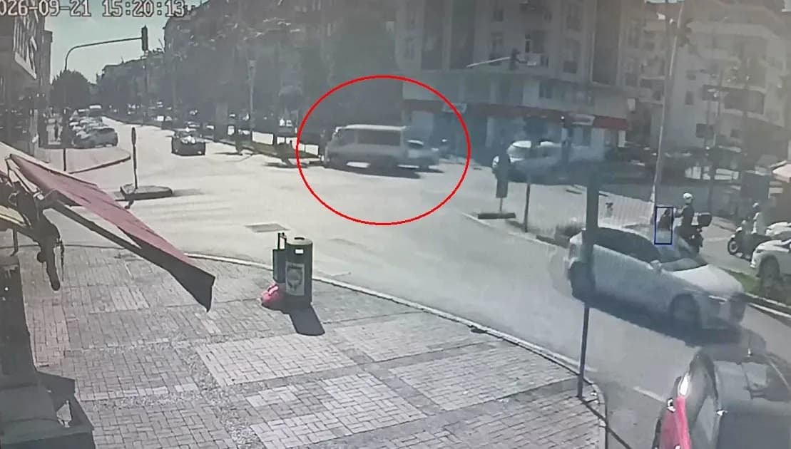 Antalya’nın Manavgat ilçesinde kapalı kasa kamyonet ile otomobil çarpıştı. Kaza anı güvenlik kamerasına yansırken, kamyo