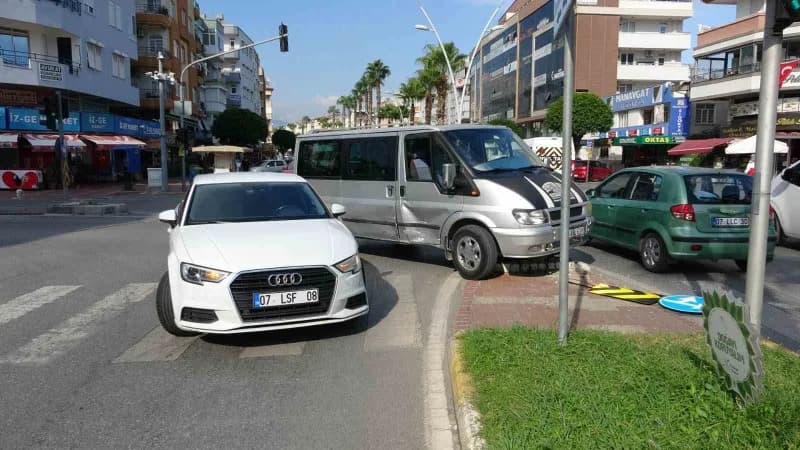 Antalya’nın Manavgat ilçesinde kapalı kasa kamyonet ile otomobil çarpıştı. Kaza anı güvenlik kamerasına yansırken, kamyo