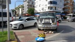 Antalya Manavgat'ta kapalı kasa kamyonet ile otomobilin çarpıştığı kaza anı güvenlik kamerasında
