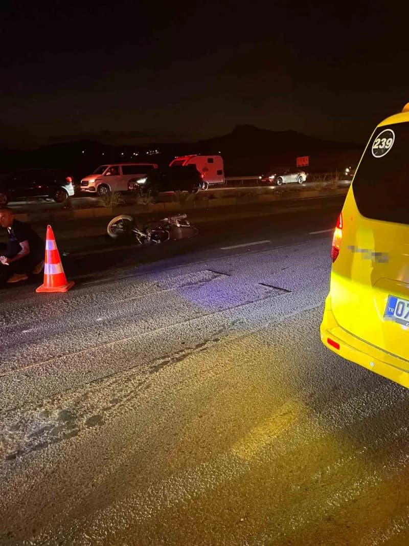 Antalya’nın Manavgat ilçesinde d-400 karayolu’nda otomobil ile motosikletin çarpışması sonucu meydana gelen kazada, moto