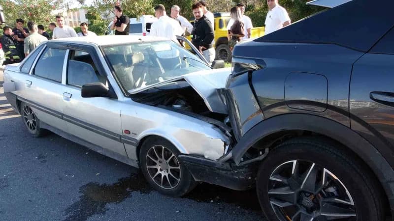 Antalya’nın Manavgat ilçesinde otomobilin önündeki araca arkadan çarpması sonucu meydana gelen kazada 1 kişi yaralandı.