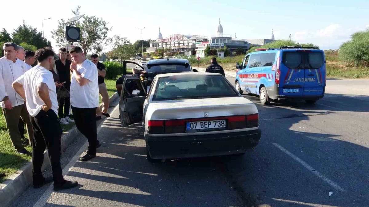 Antalya Manavgat'ta iki otomobilin çarpıştığı trafik kazası sonrası olay yeri