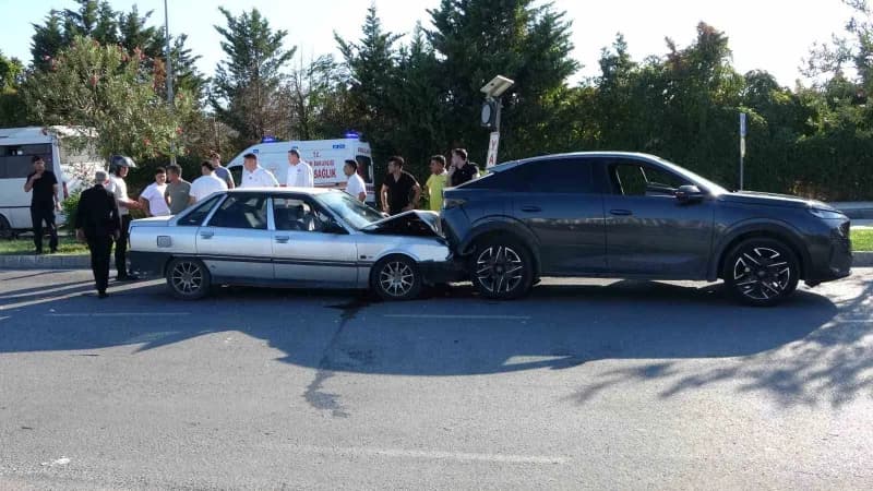 Antalya’nın Manavgat ilçesinde otomobilin önündeki araca arkadan çarpması sonucu meydana gelen kazada 1 kişi yaralandı.