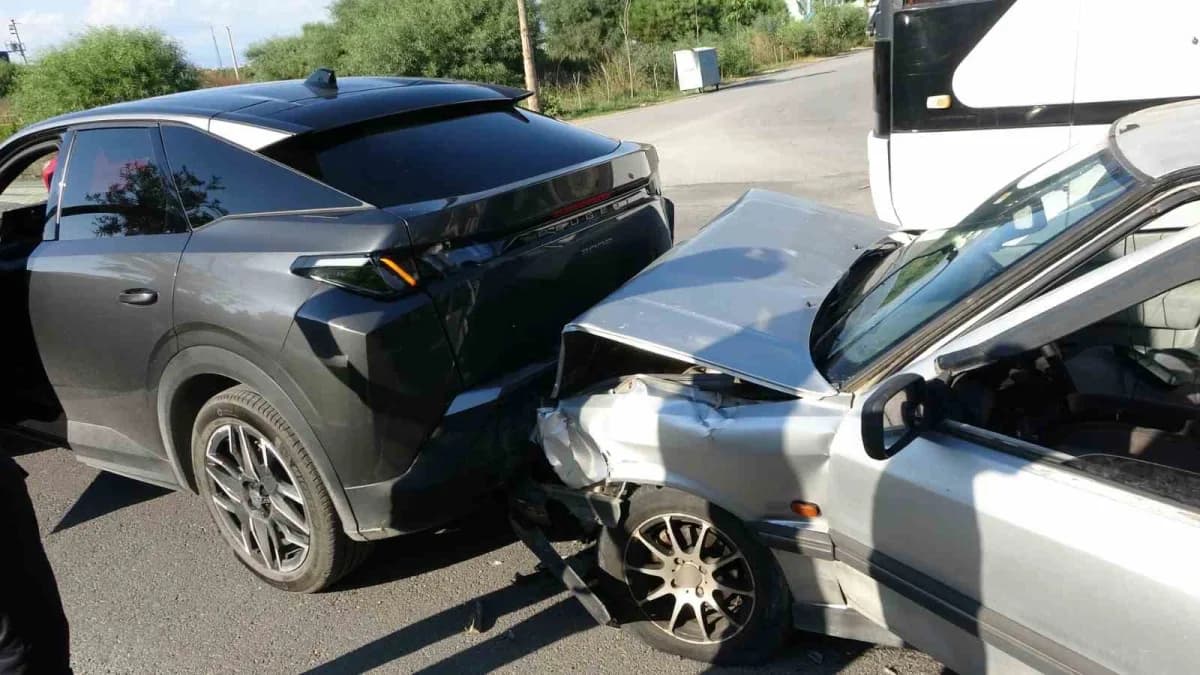 Antalya’nın Manavgat ilçesinde otomobilin önündeki araca arkadan çarpması sonucu meydana gelen kazada 1 kişi yaralandı.