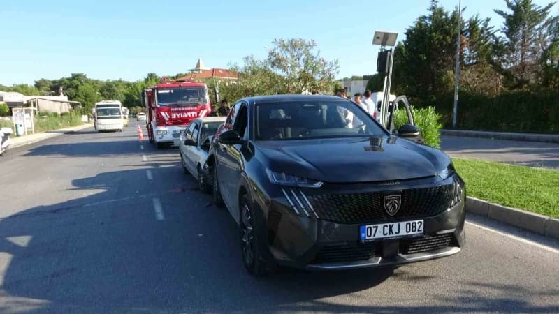 Antalya’nın Manavgat ilçesinde otomobilin önündeki araca arkadan çarpması sonucu meydana gelen kazada 1 kişi yaralandı.