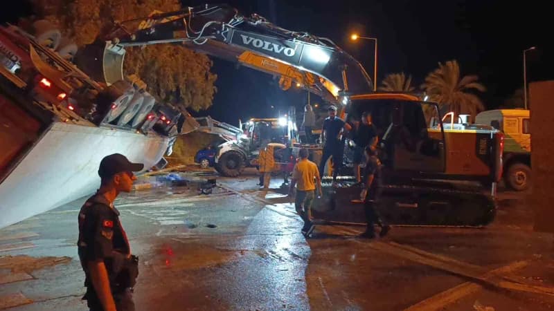 Antalya Manavgat'ta tırın devrildiği ve kurtarma ekiplerinin olay yerinde çalıştığı trafik kazası