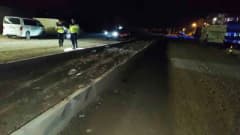 Antalya Manavgat'ta refüje çarpan otomobilin kazadan sonra durduğu yer