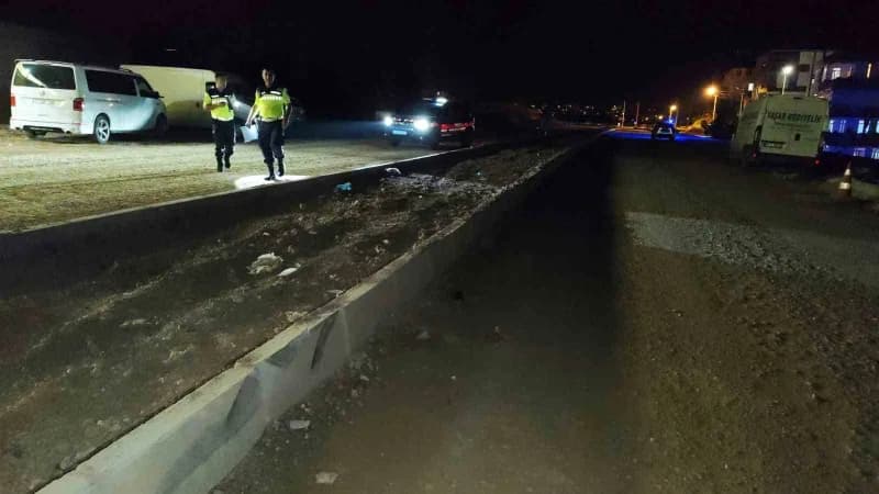 Antalya Manavgat'ta refüje çarpan otomobilin kazadan sonra durduğu yer
