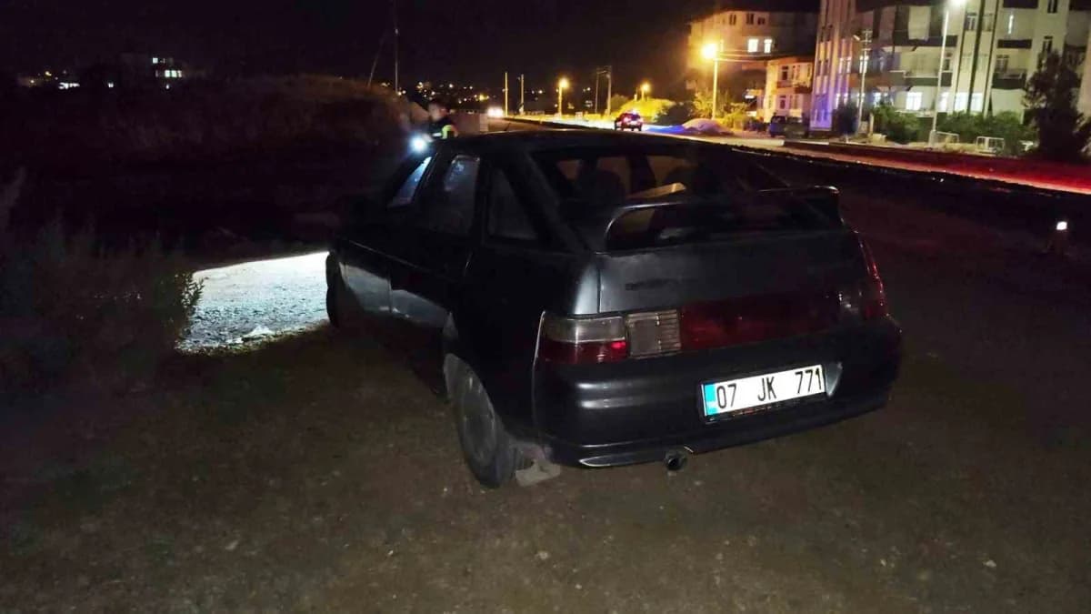 Antalya’nın Manavgat ilçesinde seyir halindeki otomobilin refüj bordürüne çarpması sonucu meydana gelen kazada otomobil