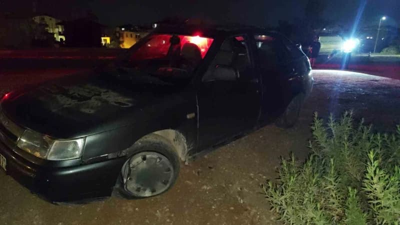 Antalya’nın Manavgat ilçesinde seyir halindeki otomobilin refüj bordürüne çarpması sonucu meydana gelen kazada otomobil