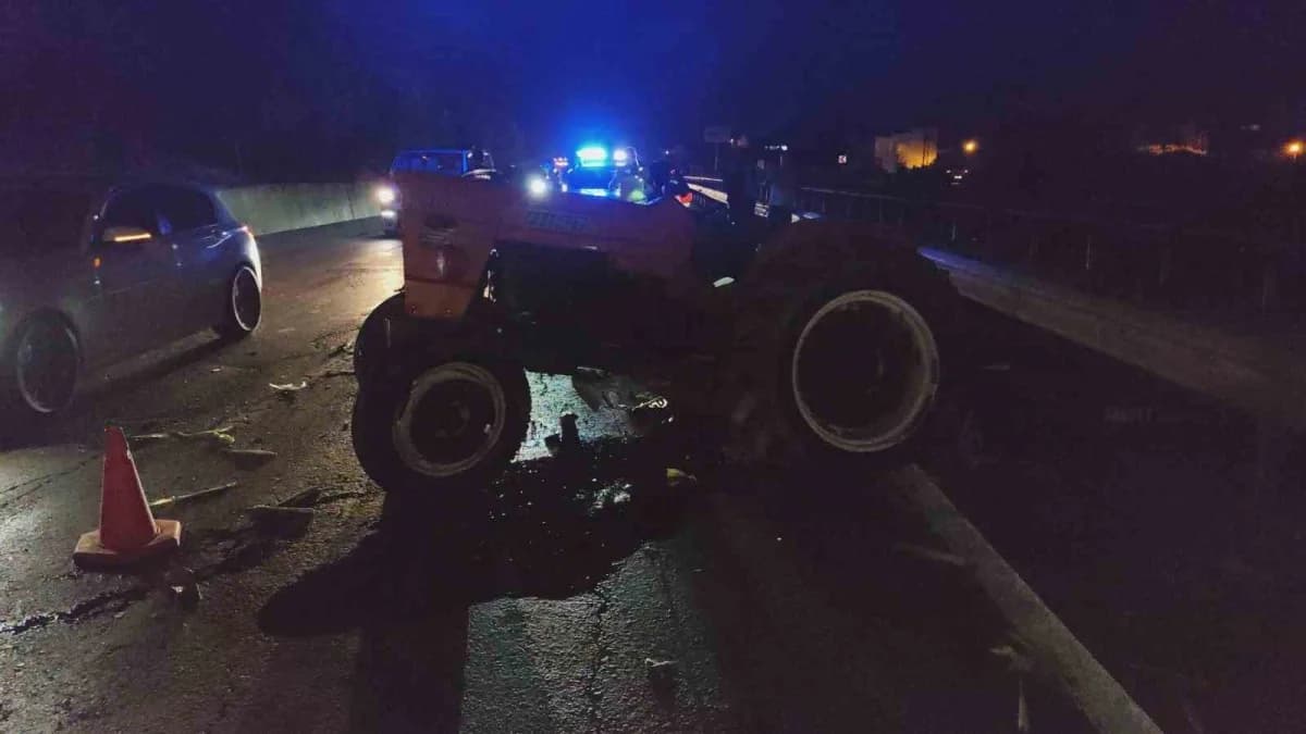 Antalya’nın Manavgat ilçesinde d-400 Karayolu’nda otomobilin aynı yönde seyreden traktöre arkadan çarpması sonucu meydan