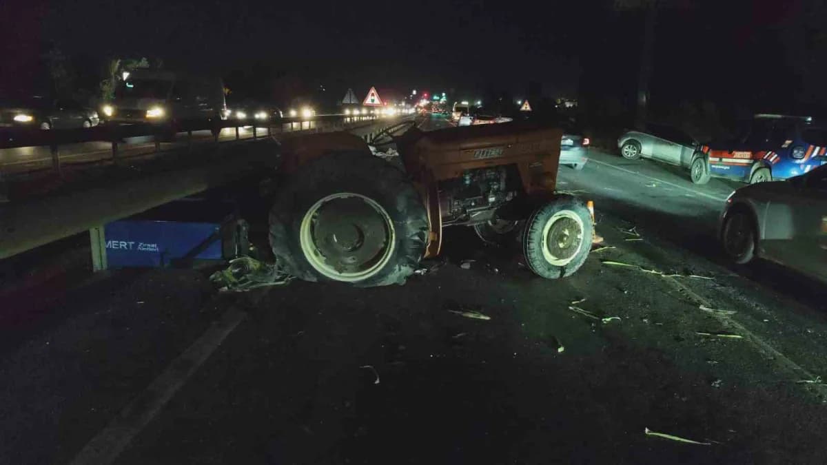 Antalya Manavgat D-400 Karayolu'nda otomobilin traktöre arkadan çarpması sonucu meydana gelen kaza sonrası sağlık ekiple