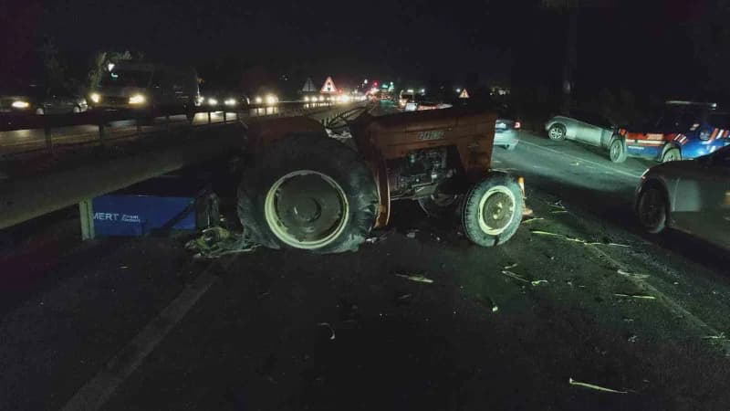 Antalya Manavgat D-400 Karayolu'nda otomobilin traktöre arkadan çarpması sonucu meydana gelen kaza sonrası sağlık ekiple