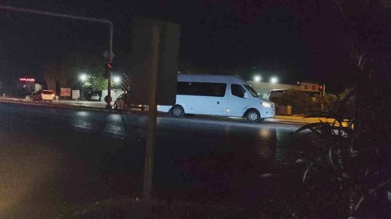 Antalya’nın Manavgat ilçesinde d-400 Karayolu’nda otomobilin aynı yönde seyreden traktöre arkadan çarpması sonucu meydan