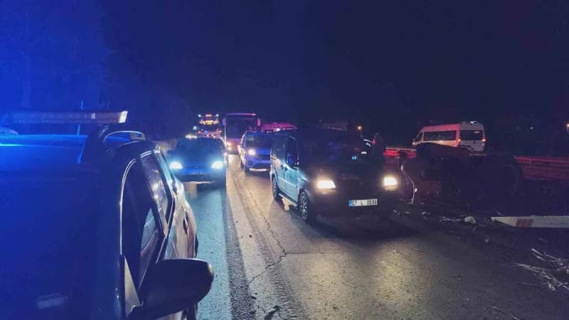 Antalya’nın Manavgat ilçesinde d-400 Karayolu’nda otomobilin aynı yönde seyreden traktöre arkadan çarpması sonucu meydan