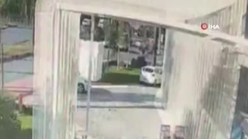 Antalya Manavgat Çolaklı kavşağında tur minibüsü, otomobil ve kamyonetin çarpışması sonrası devrilen araç ve yıkılan tra