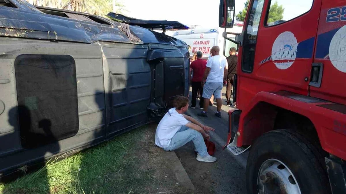 Antalya'nın Manavgat ilçesinde tur minibüsü, otomobil ve kamyonetin çarpışması sonucu meydana gelen kazada aralarında tu
