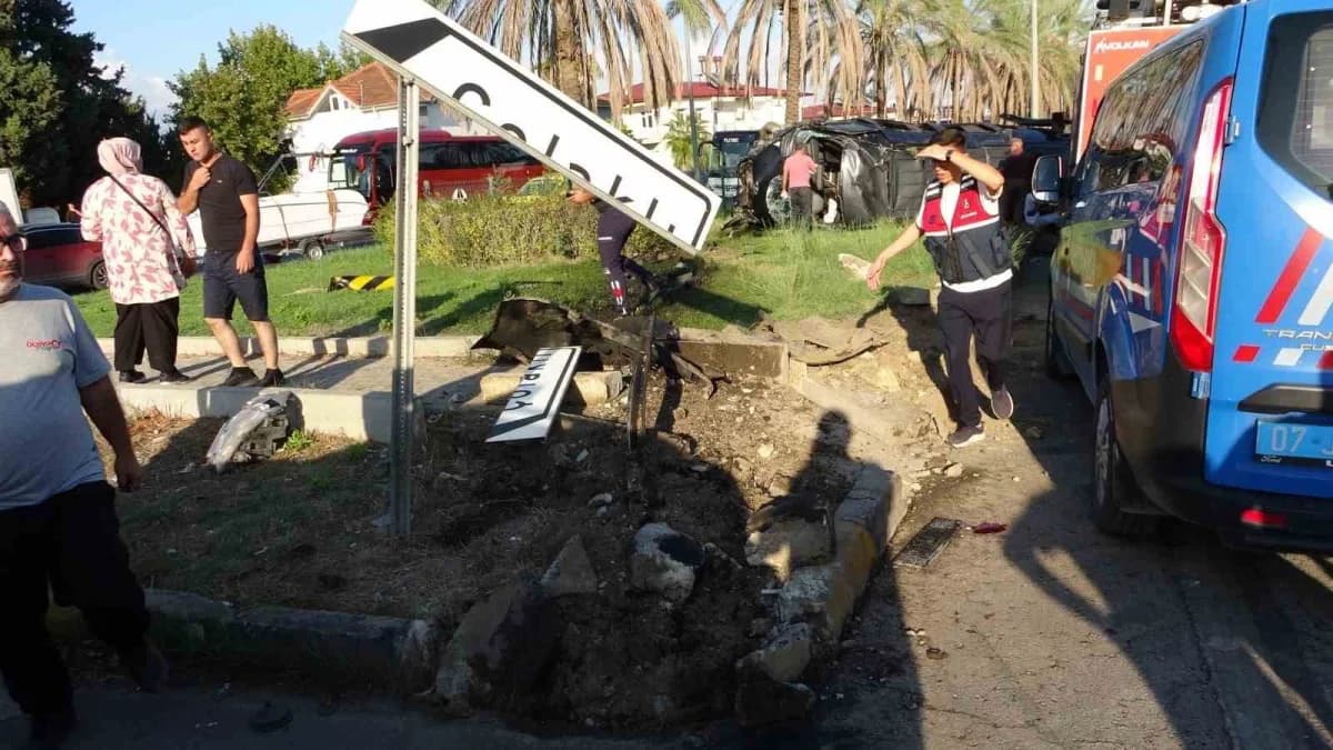 Antalya Manavgat'ta tur minibüsü, otomobil ve kamyonetin karıştığı trafik kazası sonrası devrilen minibüs ve olay yeri
