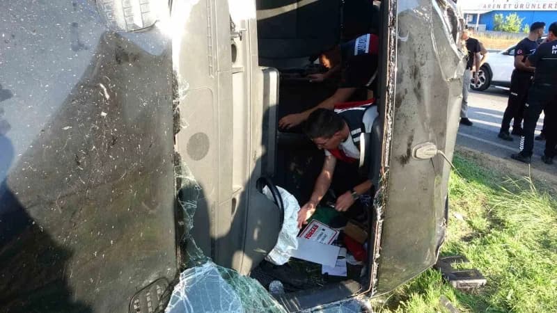 Antalya'nın Manavgat ilçesinde tur minibüsü, otomobil ve kamyonetin çarpışması sonucu meydana gelen kazada aralarında tu