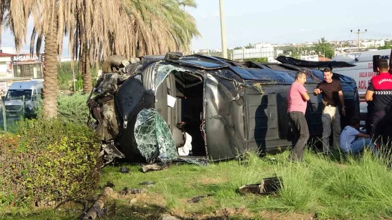 Çarpışma sonrası tur minibüsü, refüjde bulunan sinyalizasyon direği ve Trafik tabelalarını yıkarak refüje devrildi.