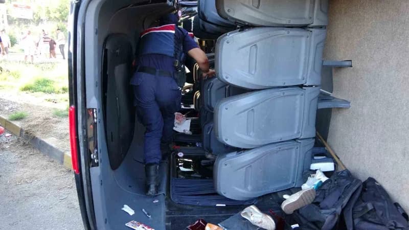 Ambulanslarla hastaneye sevk edilen yaralıların hayati tehlikesinin bulunmadığı öğrenilirken, 2 yaralı ise ayakta tedavi