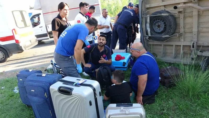 Antalya'nın Manavgat ilçesinde tur minibüsü, otomobil ve kamyonetin çarpışması sonucu meydana gelen kazada aralarında tu