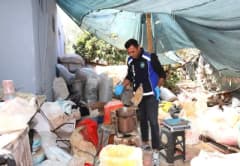 Antalya Aksu’da zabıta ekipleri merdiven altı işletmede denetim yaparken el konulan baharat ve çay paketleri